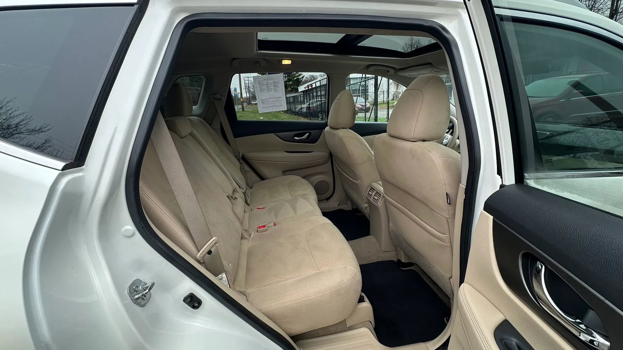 Used 2015 Nissan Rogue SV w/ SV Moonroof Package image 26