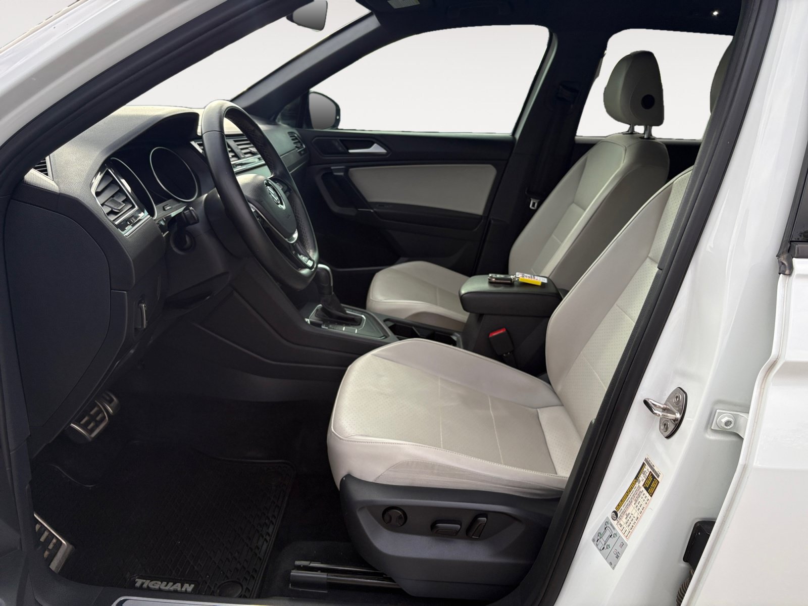 Used 2020 Volkswagen Tiguan SE R-Line FWD image 20