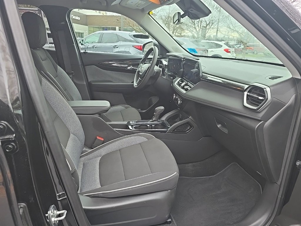 Used 2025 Chevrolet TrailBlazer LT w/ Driver Confidence Package image 11