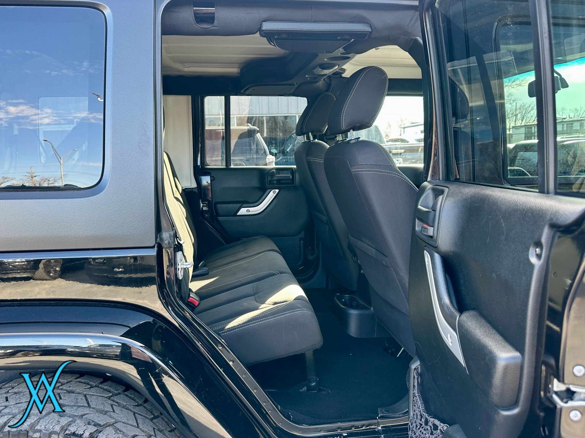 Used 2018 Jeep Wrangler Unlimited Sahara w/ Connectivity Group AWD/4WD image 25