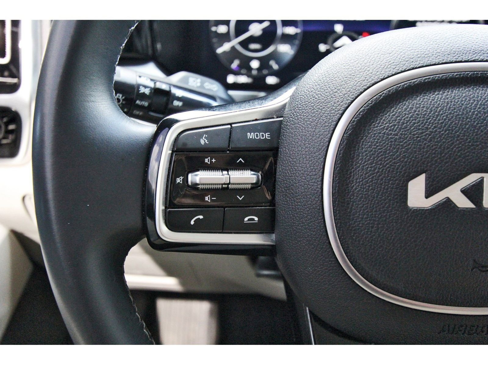 Used 2023 Kia Sorento SX image 19