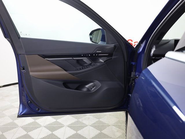 Used 2025 BMW 530i xDrive w/ Premium Package image 5
