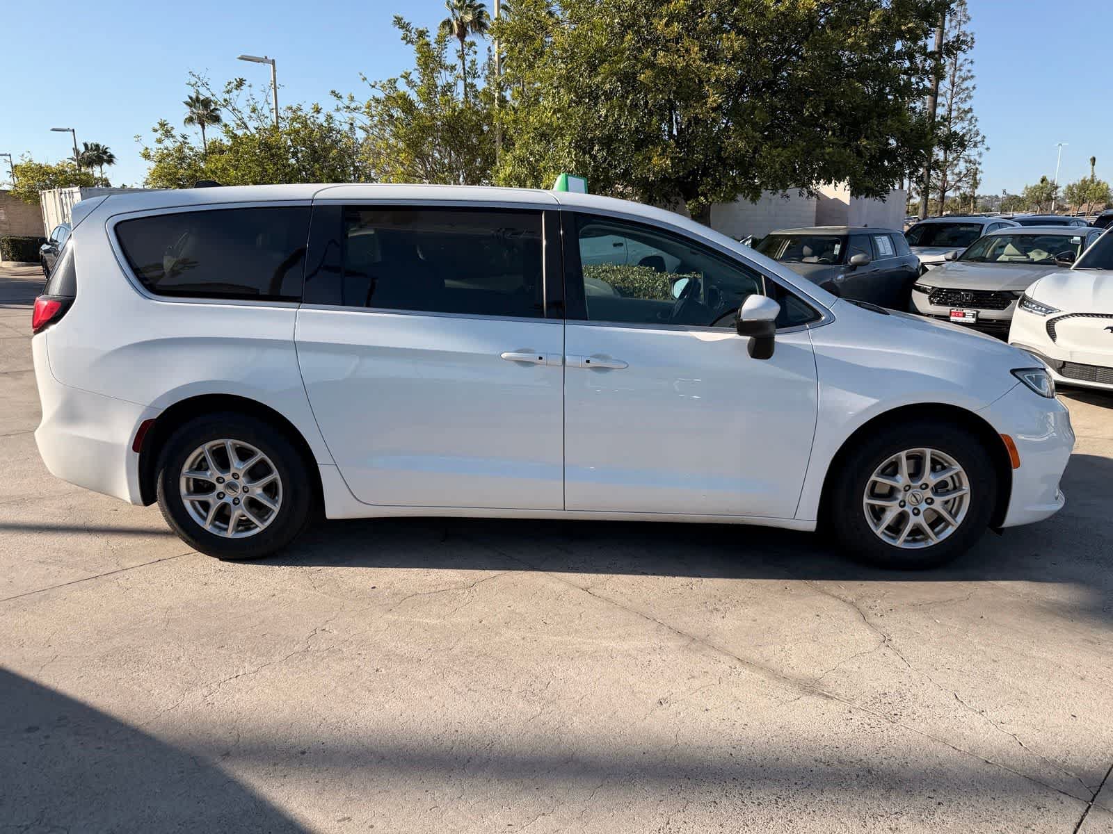 Used 2023 Chrysler Pacifica Touring-L FWD image 6
