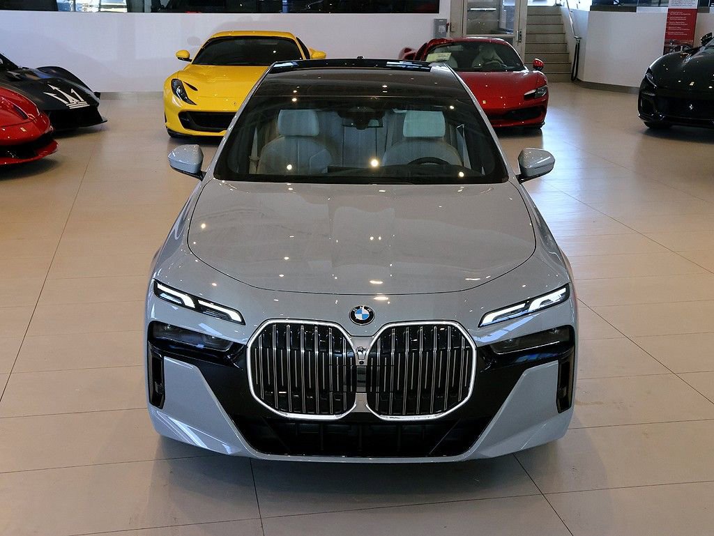 Used 2024 BMW 760i xDrive w/ Premium Package 2 image 16