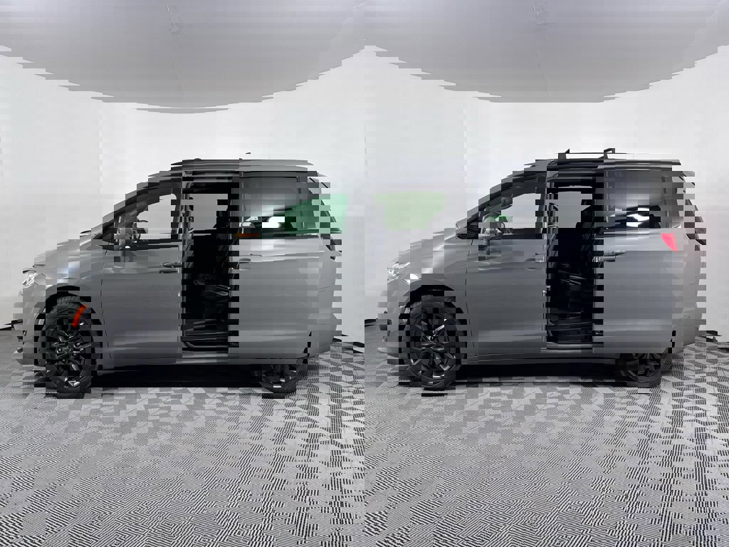 Used 2020 Chrysler Pacifica Limited w/ Advanced Safetytec Group image 3