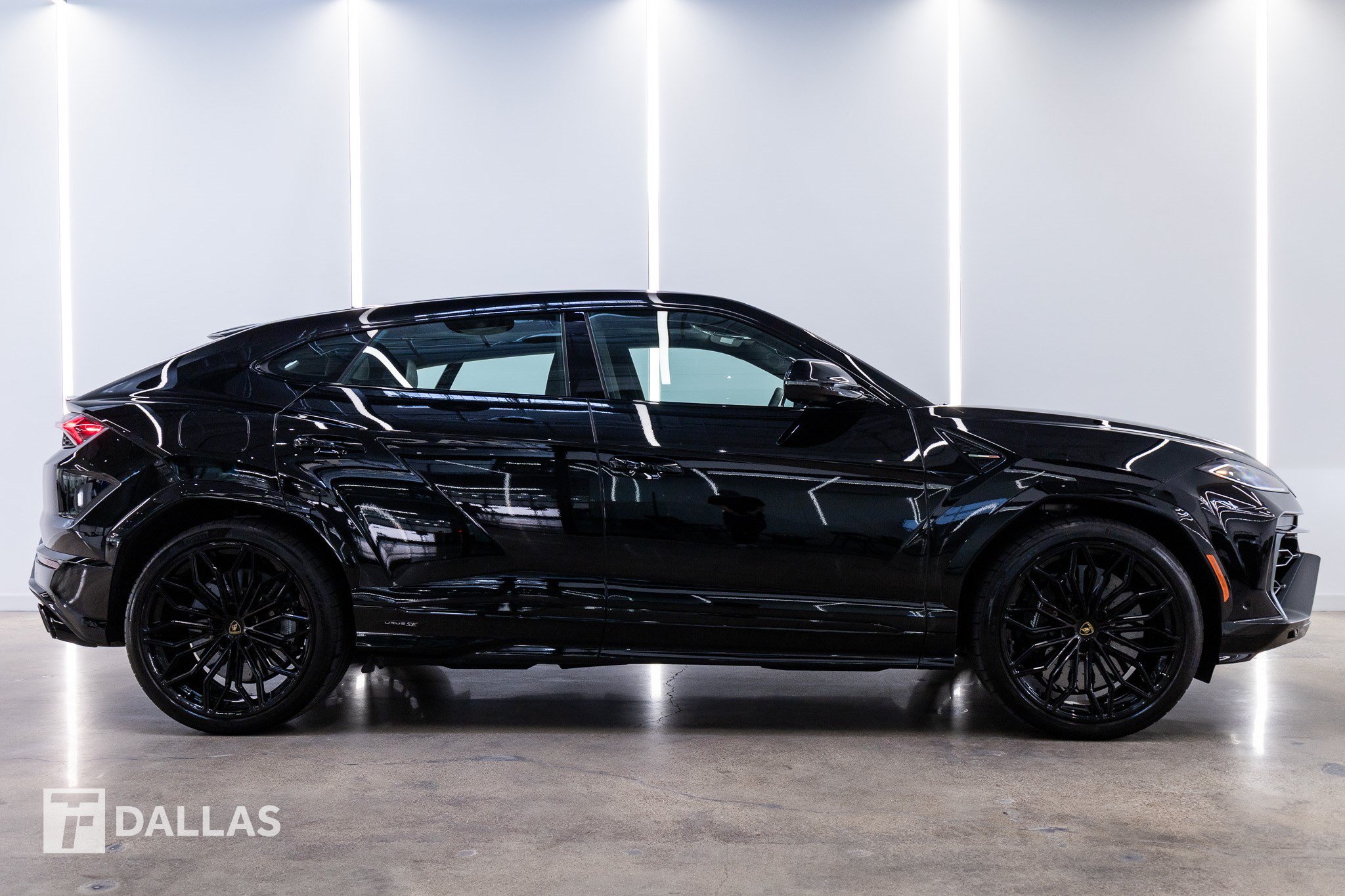 Used 2026 Lamborghini Urus SE AWD/4WD image 16