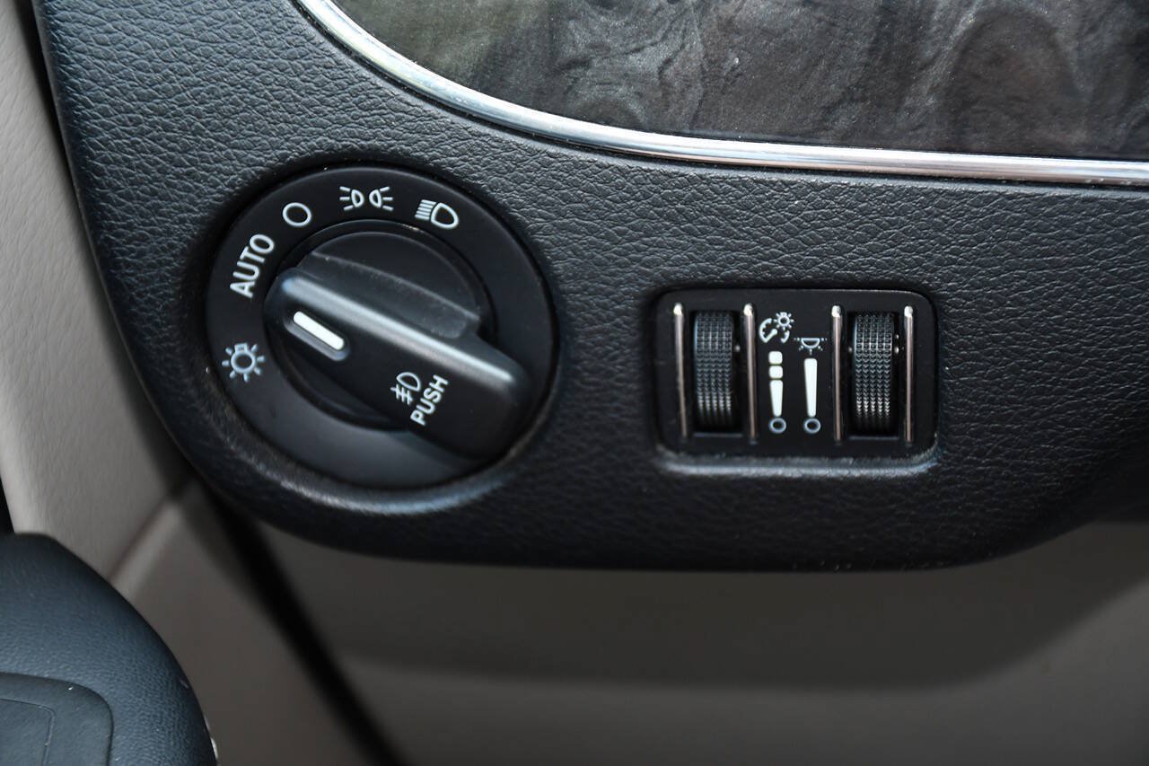 Used 2015 Chrysler Town & Country Touring-L w/ Driver Convenience Group FWD image 33