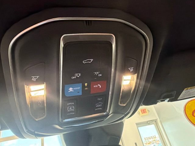 Used 2023 Jeep Grand Cherokee Altitude AWD/4WD image 11