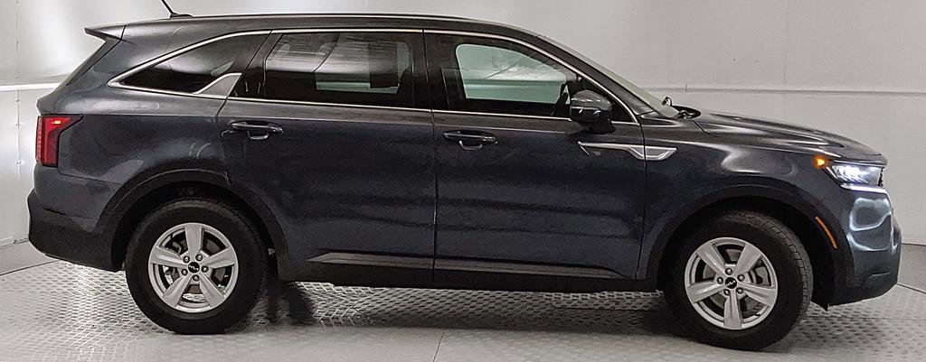 Used 2023 Kia Sorento LX FWD image 2