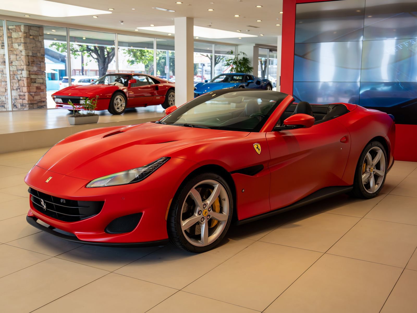 Used 2020 Ferrari Portofino RWD image 3