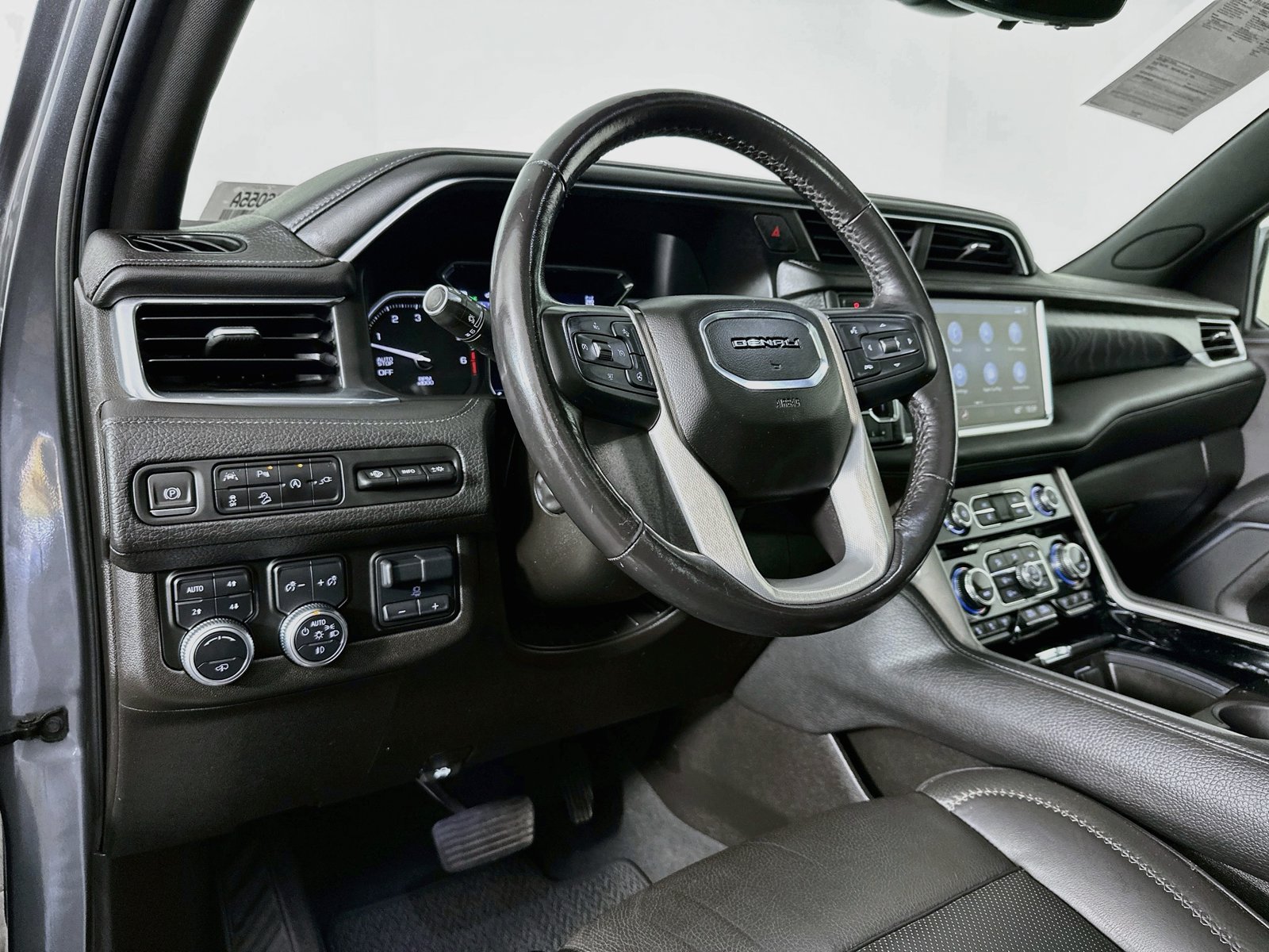 Used 2021 GMC Yukon XL Denali w/ Denali Ultimate Package AWD/4WD image 9