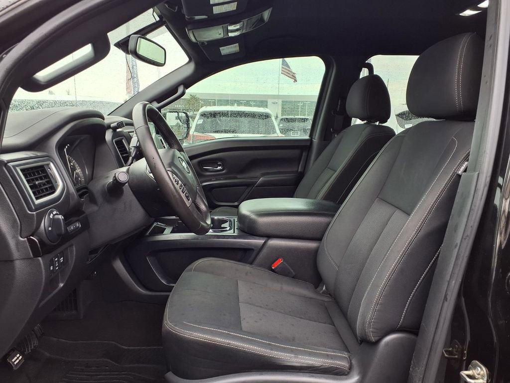 Used 2018 Nissan Titan SV w/ SV Convenience Package RWD image 16