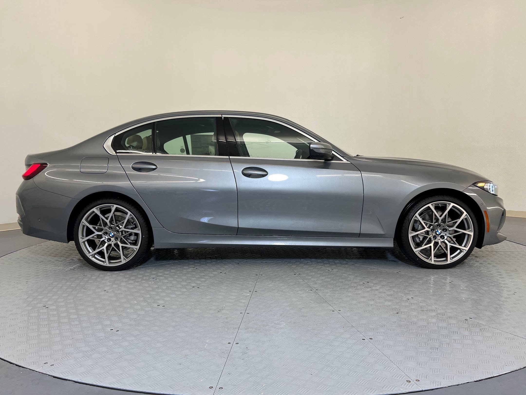 Used 2025 BMW 330i xDrive Sedan w/ Premium Package AWD/4WD image 7