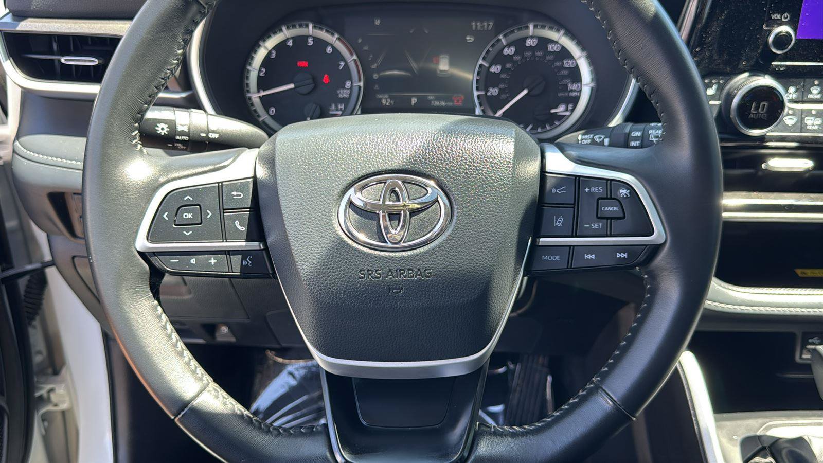 Used 2024 Toyota Highlander XLE AWD/4WD image 16