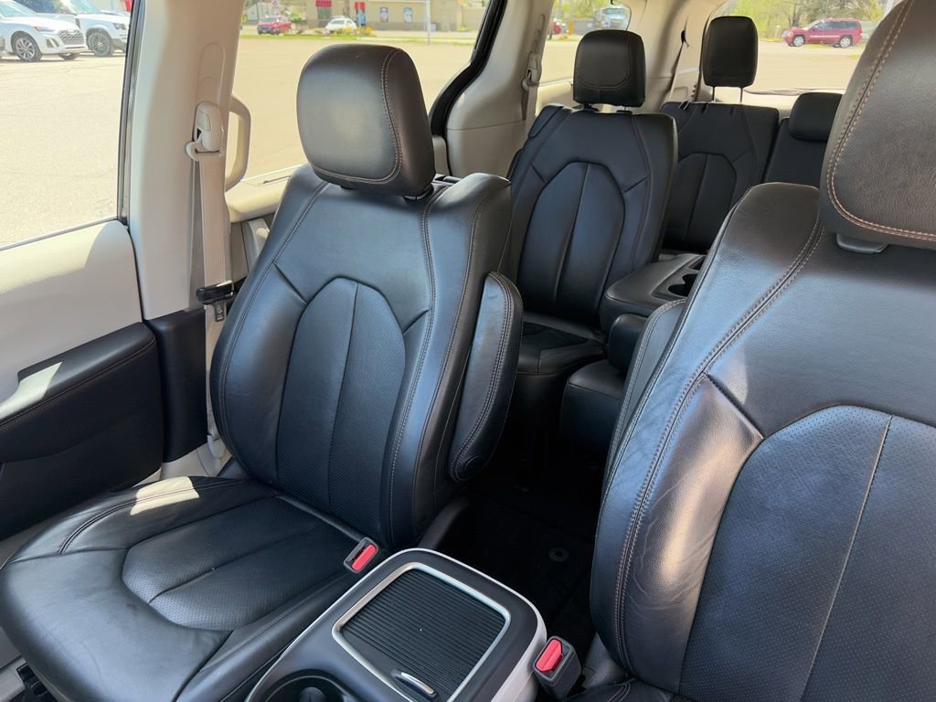 Used 2017 Chrysler Pacifica Touring-L Plus w/ Tire & Wheel Group image 43