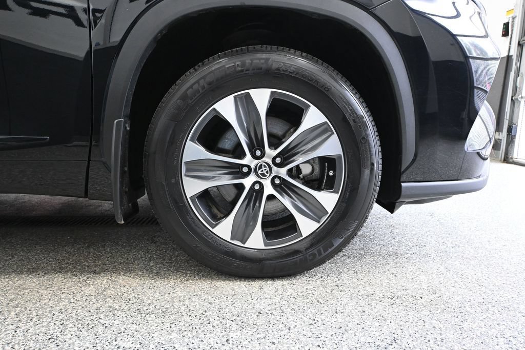 Used 2023 Toyota Highlander XLE AWD/4WD image 12