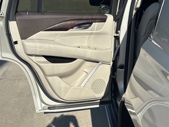 Used 2016 Cadillac Escalade Luxury AWD/4WD image 9
