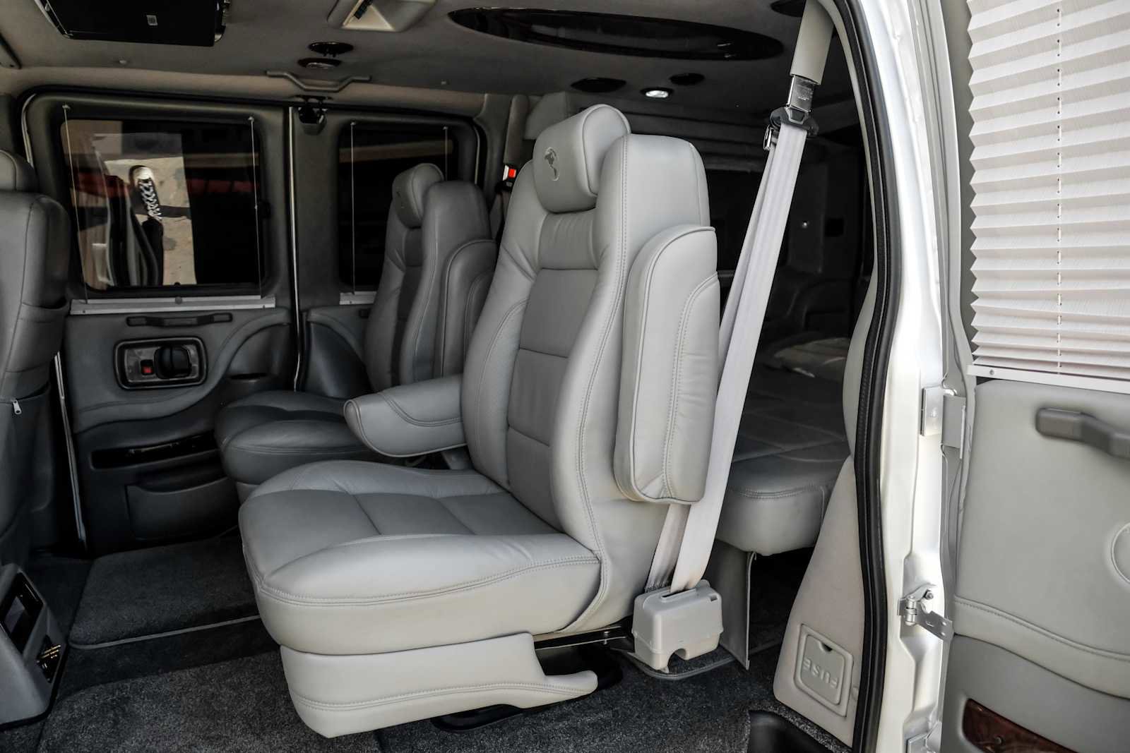 Used 2011 Chevrolet Express 1500 image 44