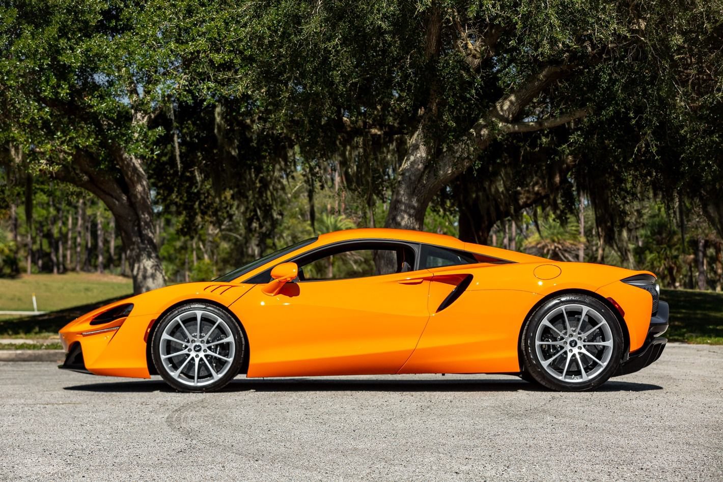 Used 2024 McLaren Artura RWD image 32