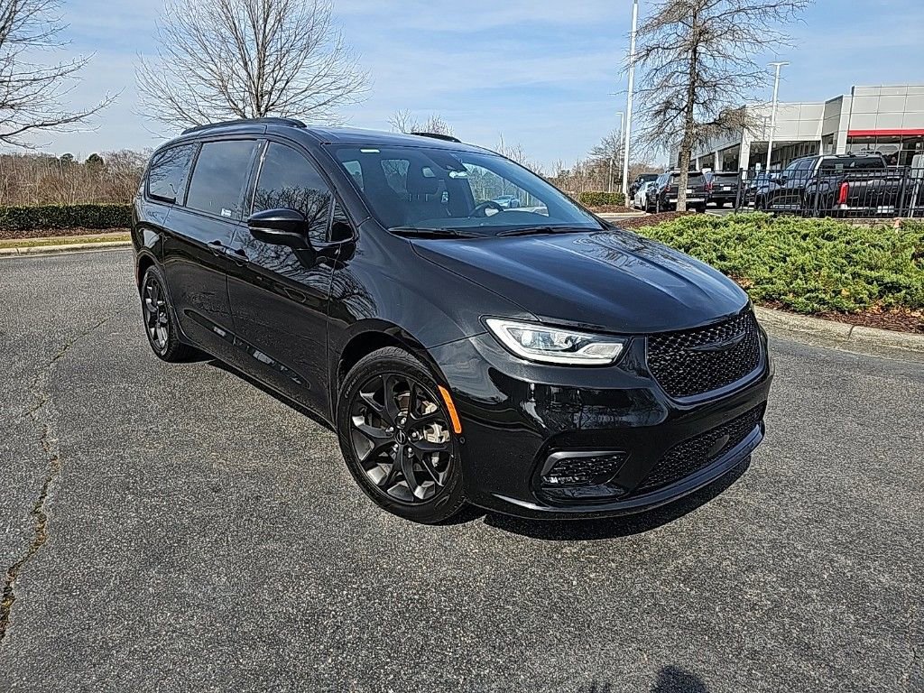 Used 2023 Chrysler Pacifica Touring-L w/ S Appearance Package image 3