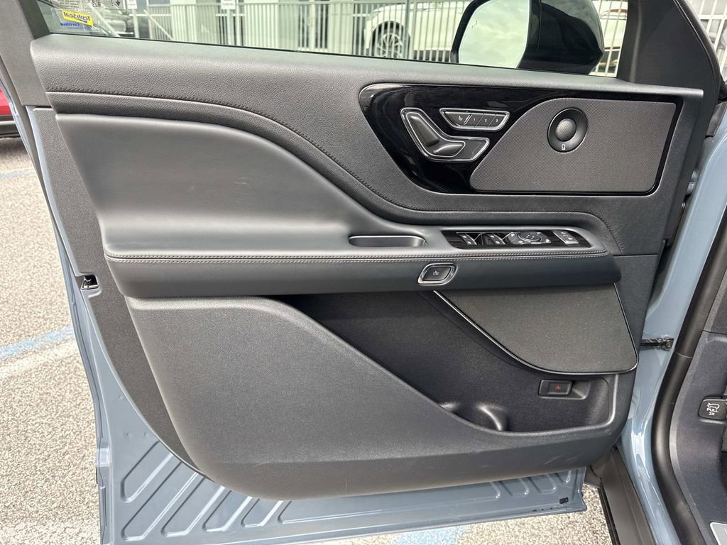 New 2026 Lincoln Aviator AWD image 18