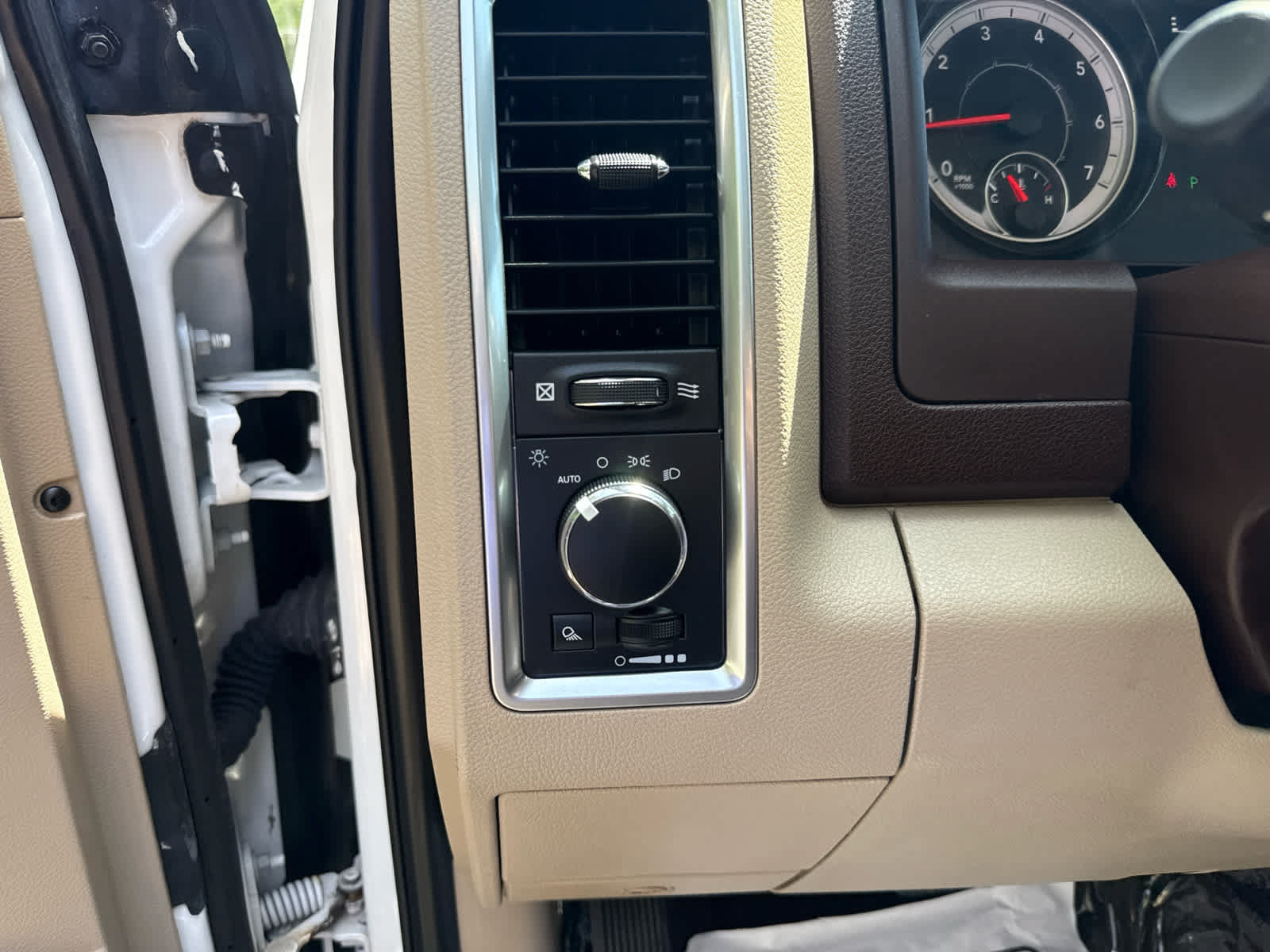 Used 2020 RAM 1500 Classic SLT AWD/4WD image 17
