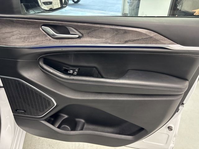 Used 2023 Jeep Grand Cherokee Overland image 27