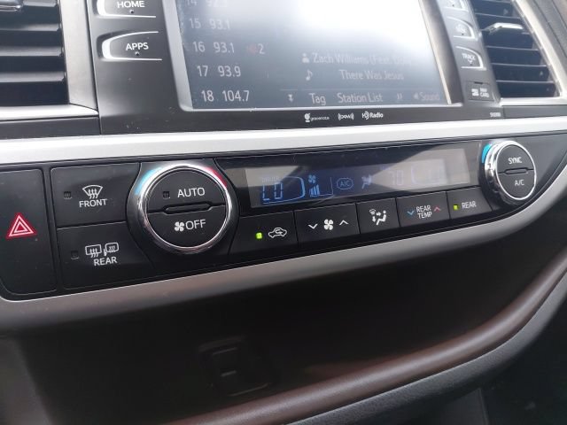 Used 2019 Toyota Highlander XLE FWD image 29