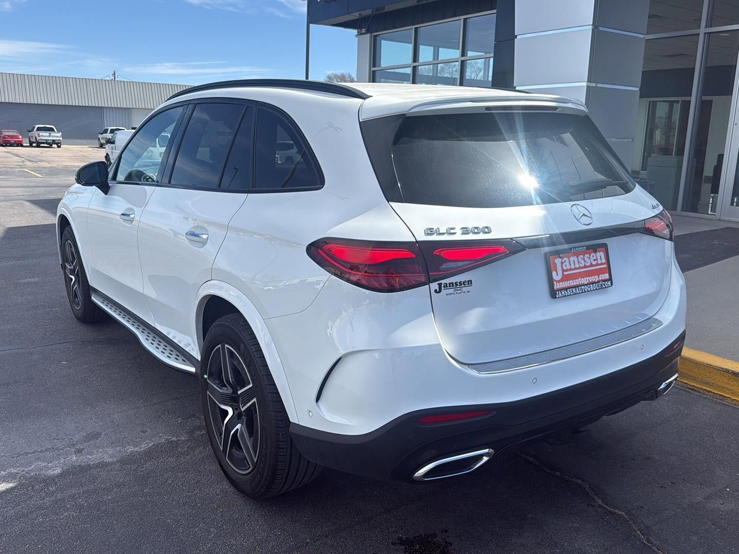 Used 2025 Mercedes-Benz GLC 300 4MATIC image 2