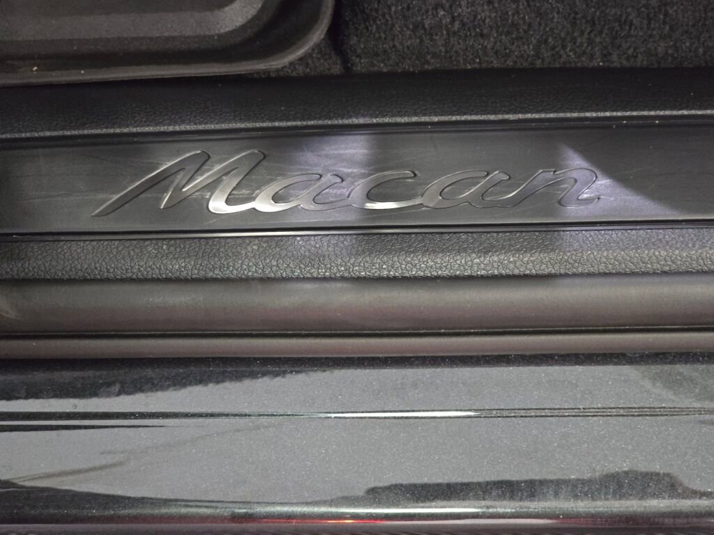 Certified 2024 Porsche Macan image 37