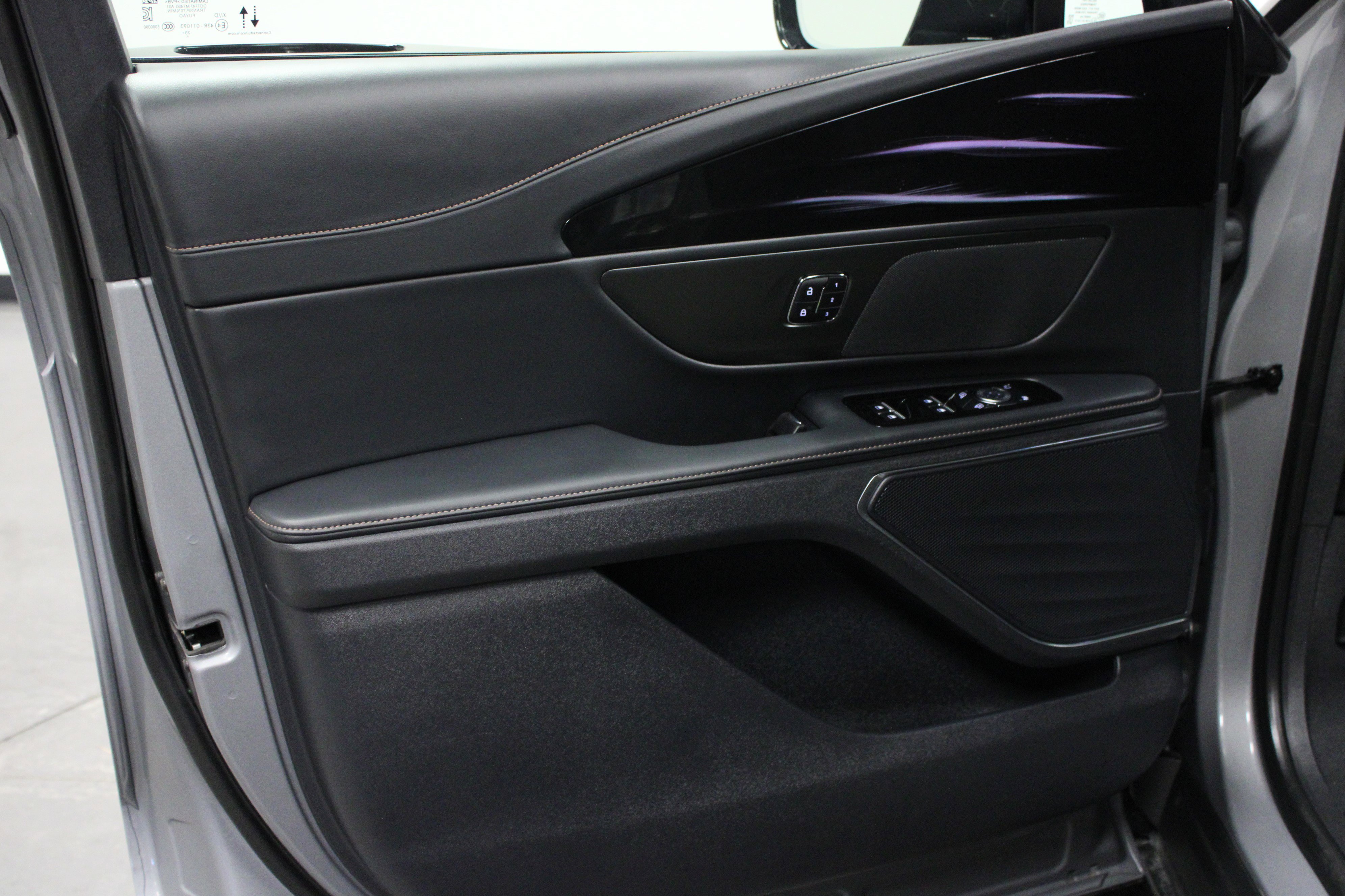 Used 2024 Lincoln Nautilus Reserve w/ Jet Appearance Package (87T) image 11