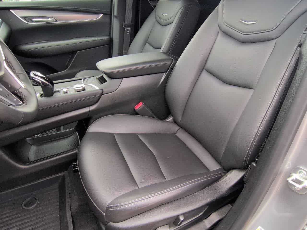 Used 2025 Cadillac XT5 Luxury w/ LPO, Floor Liner Package AWD/4WD image 16