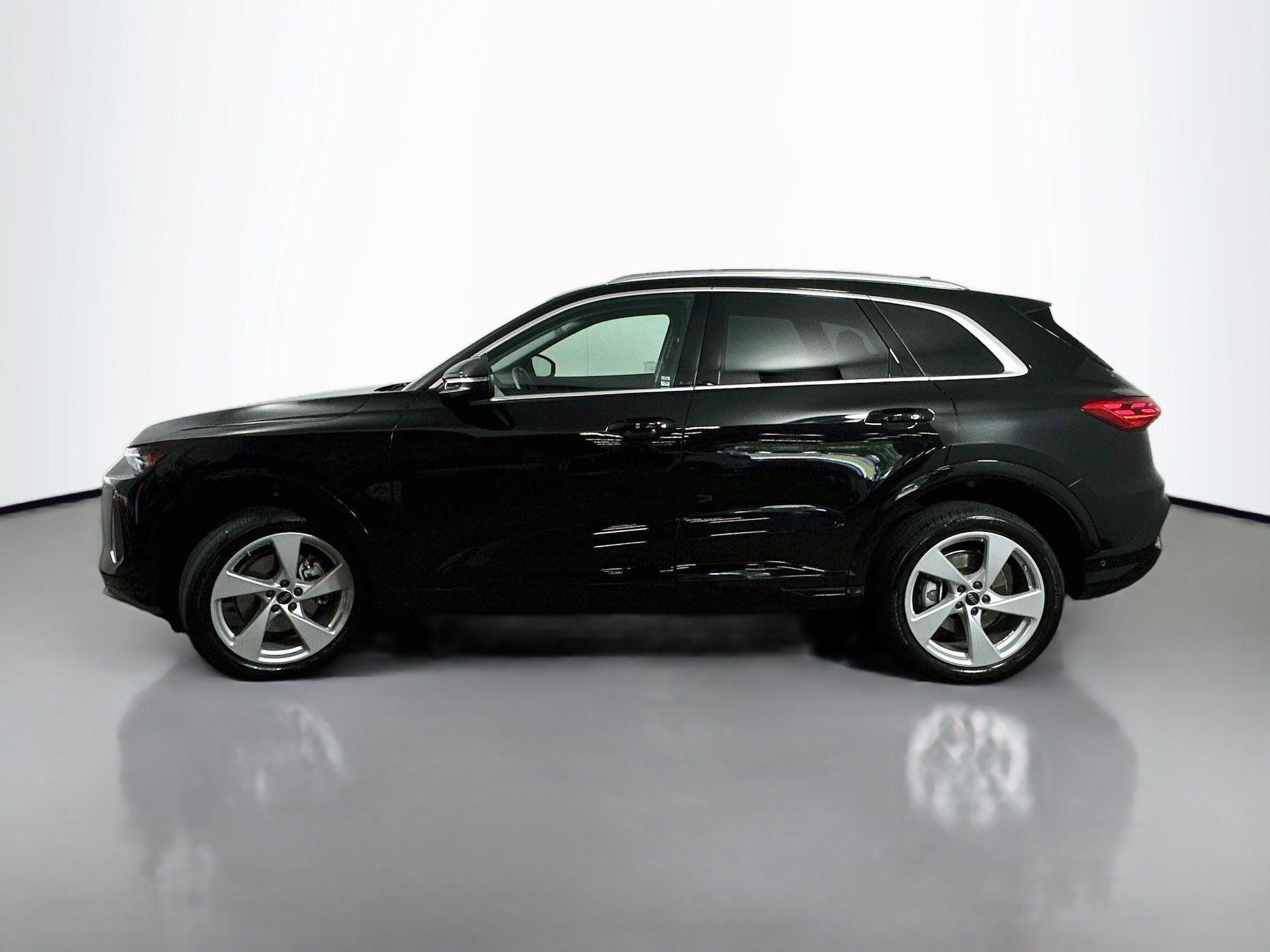 Used 2025 Audi Q5 Premium Plus w/ Premium Plus AWD/4WD image 4