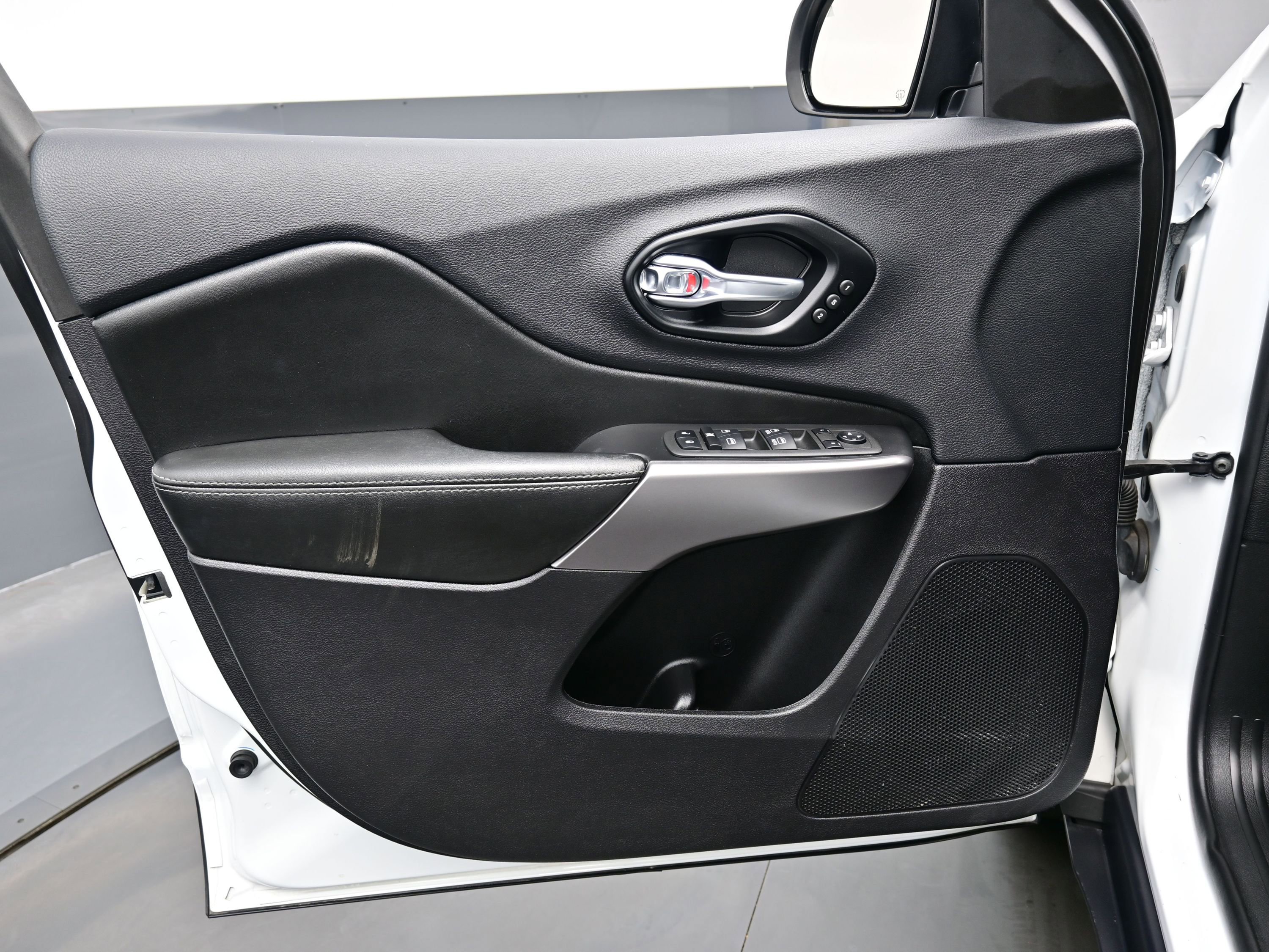 Used 2022 Jeep Cherokee Limited image 10