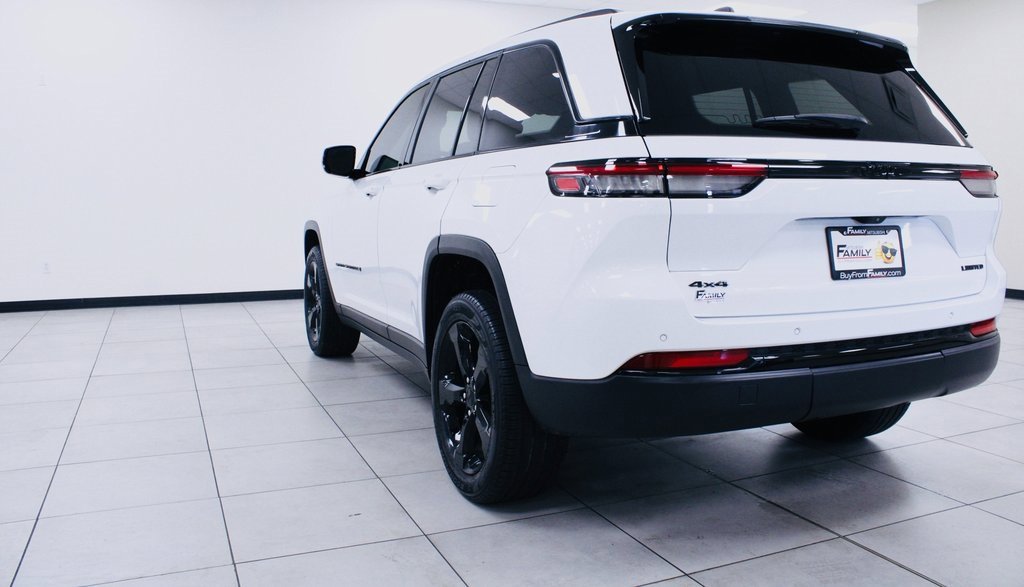 Used 2024 Jeep Grand Cherokee Limited w/ Black Appearance Package image 3