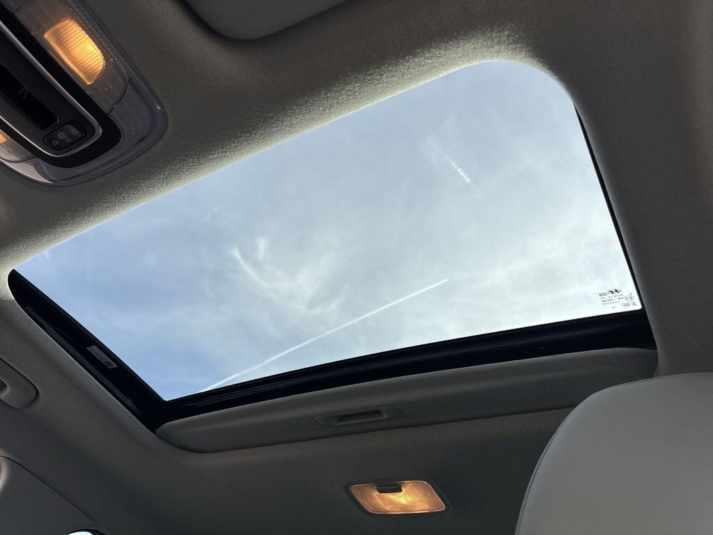 Used 2023 Hyundai Elantra Limited image 19