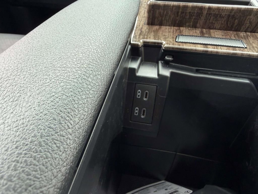 Used 2025 Toyota Sienna Platinum image 21