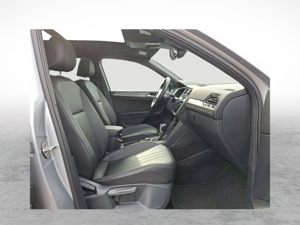Used 2023 Volkswagen Tiguan SE R-Line image 12