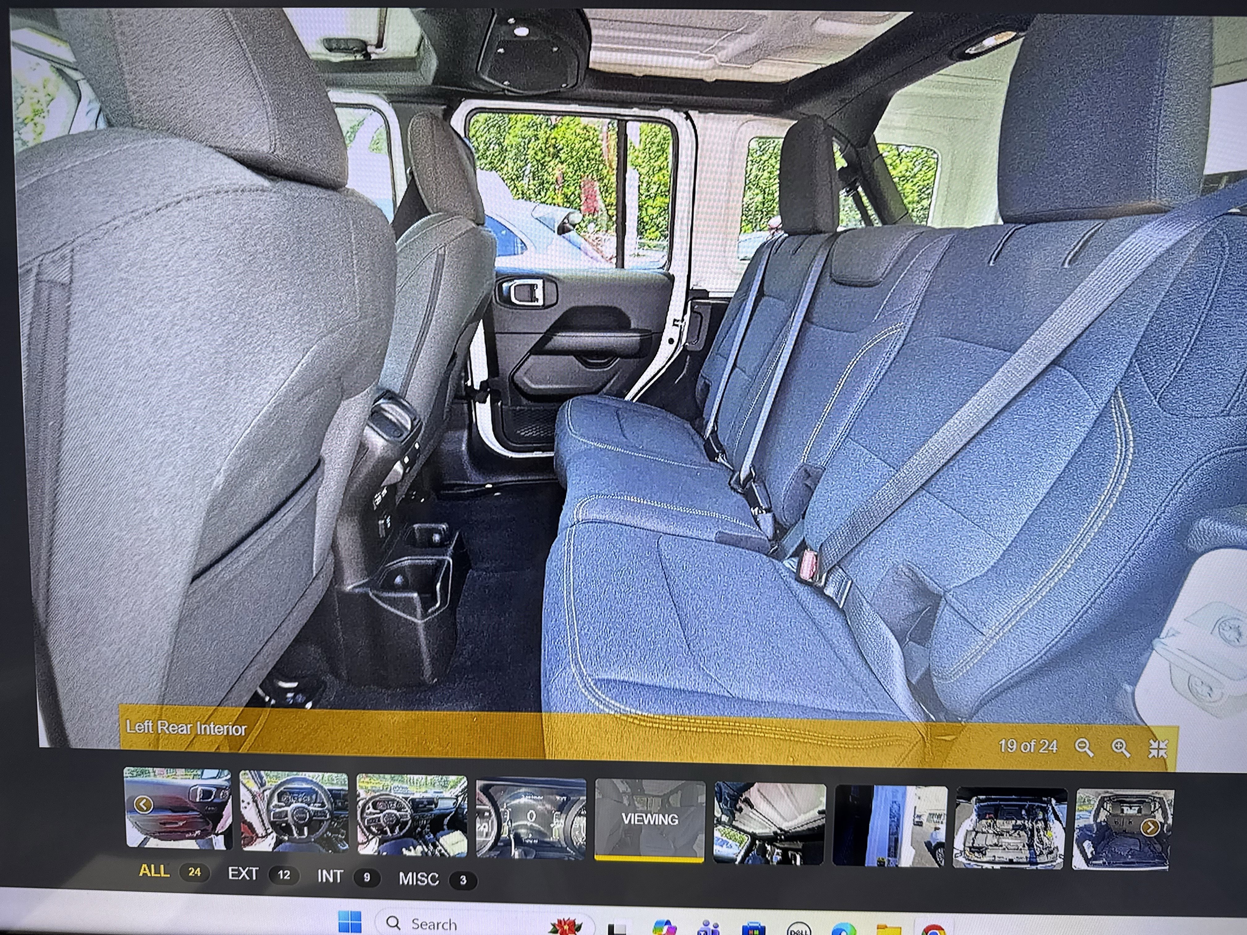 Used 2025 Jeep Wrangler Sahara image 13