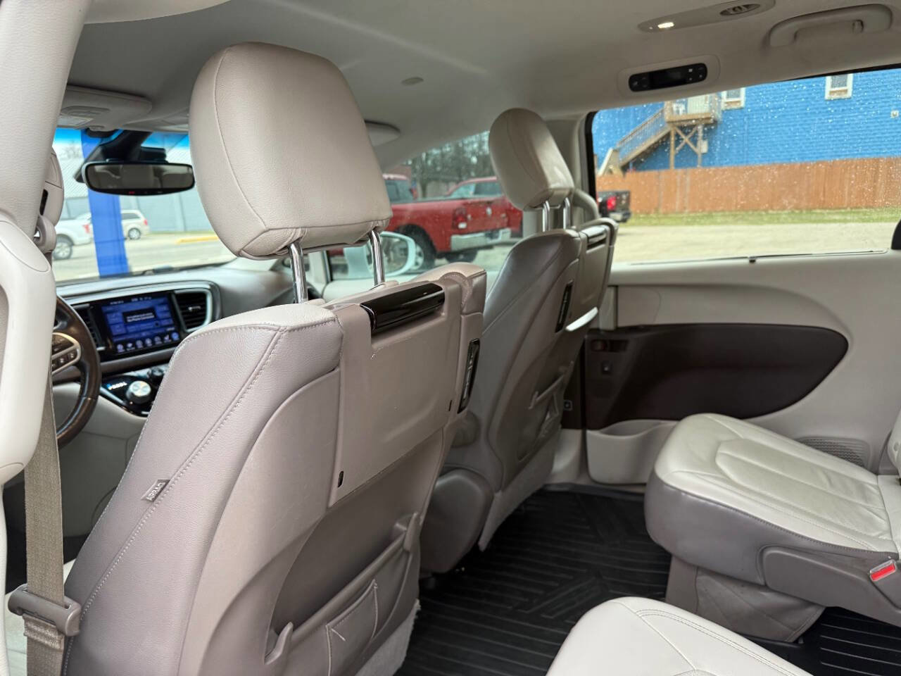 Used 2017 Chrysler Pacifica Touring-L Plus w/ Advanced Safetytec Group FWD image 24
