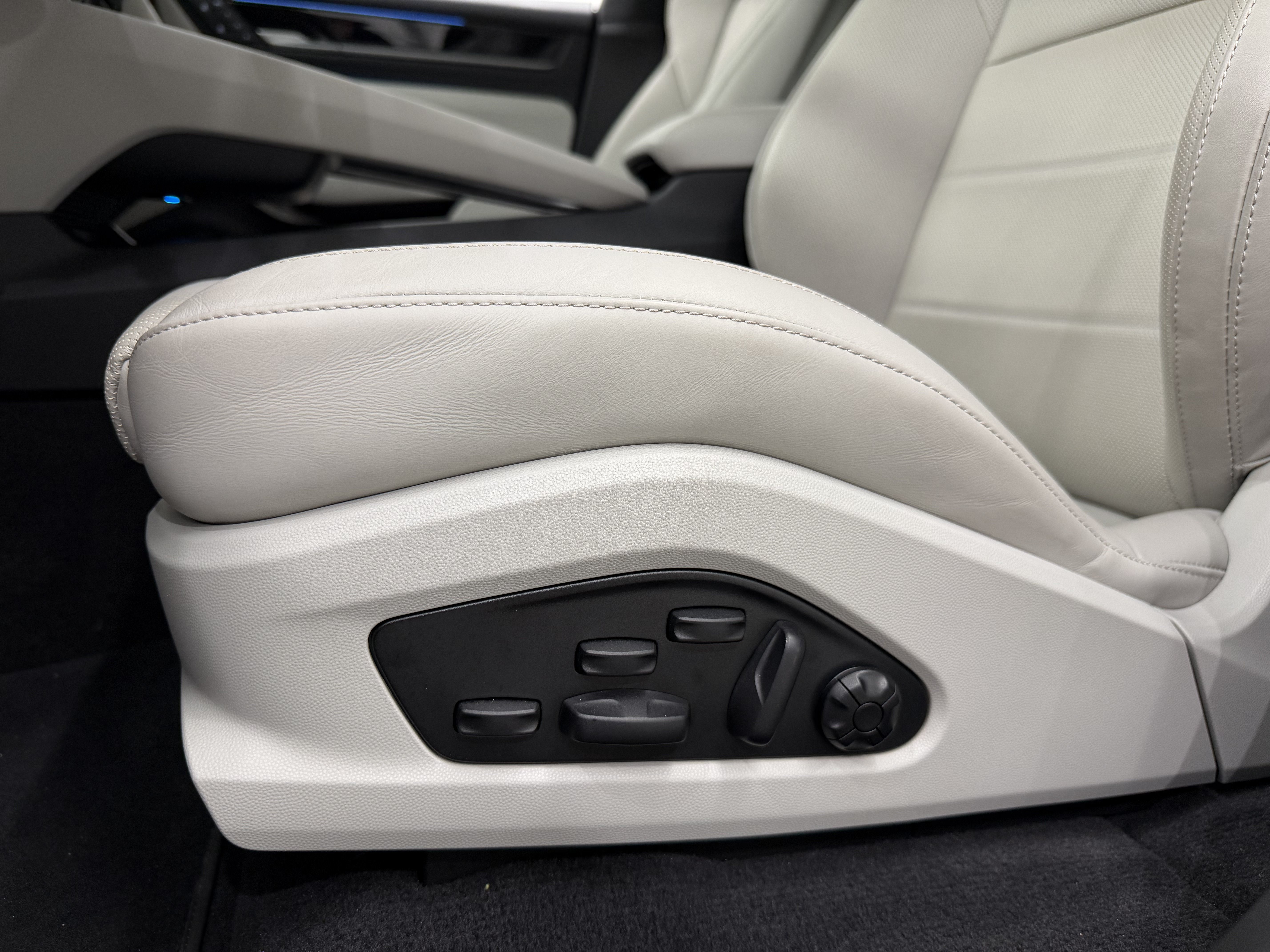 Certified 2025 Porsche Macan 4 Electric AWD/4WD image 33