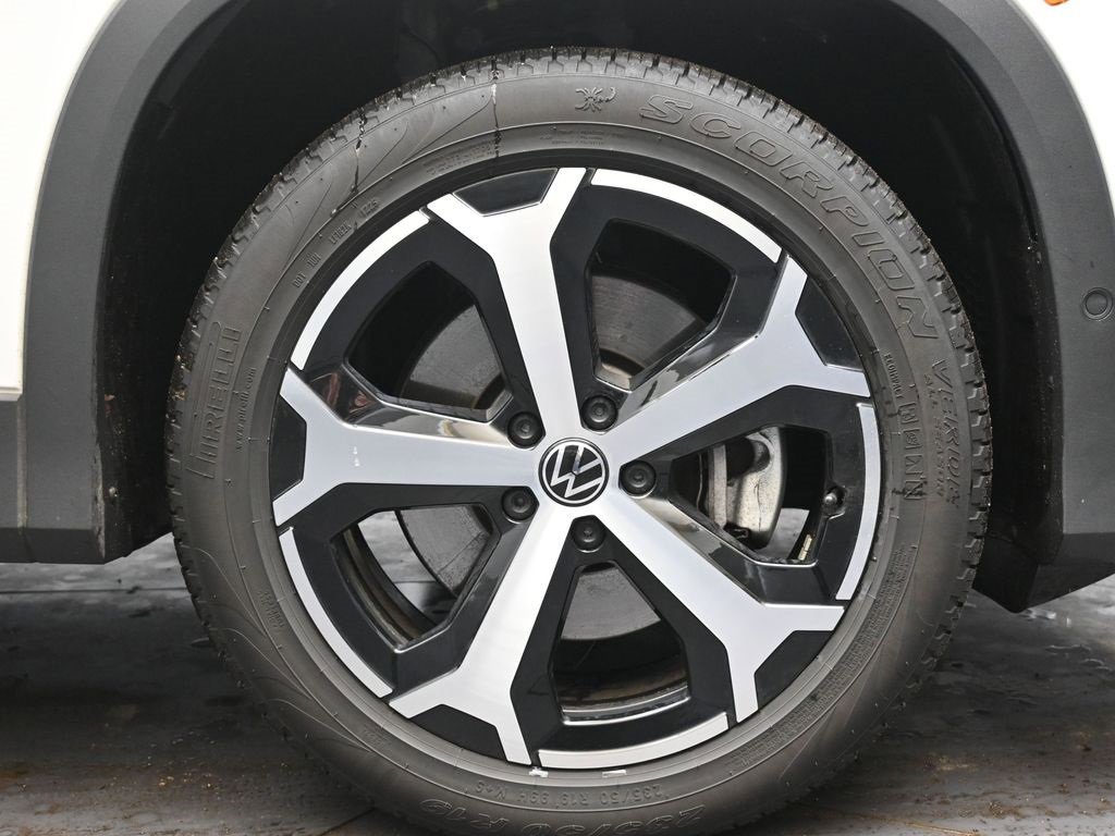 Used 2025 Volkswagen Tiguan SE w/ Panoramic Sunroof Package image 10