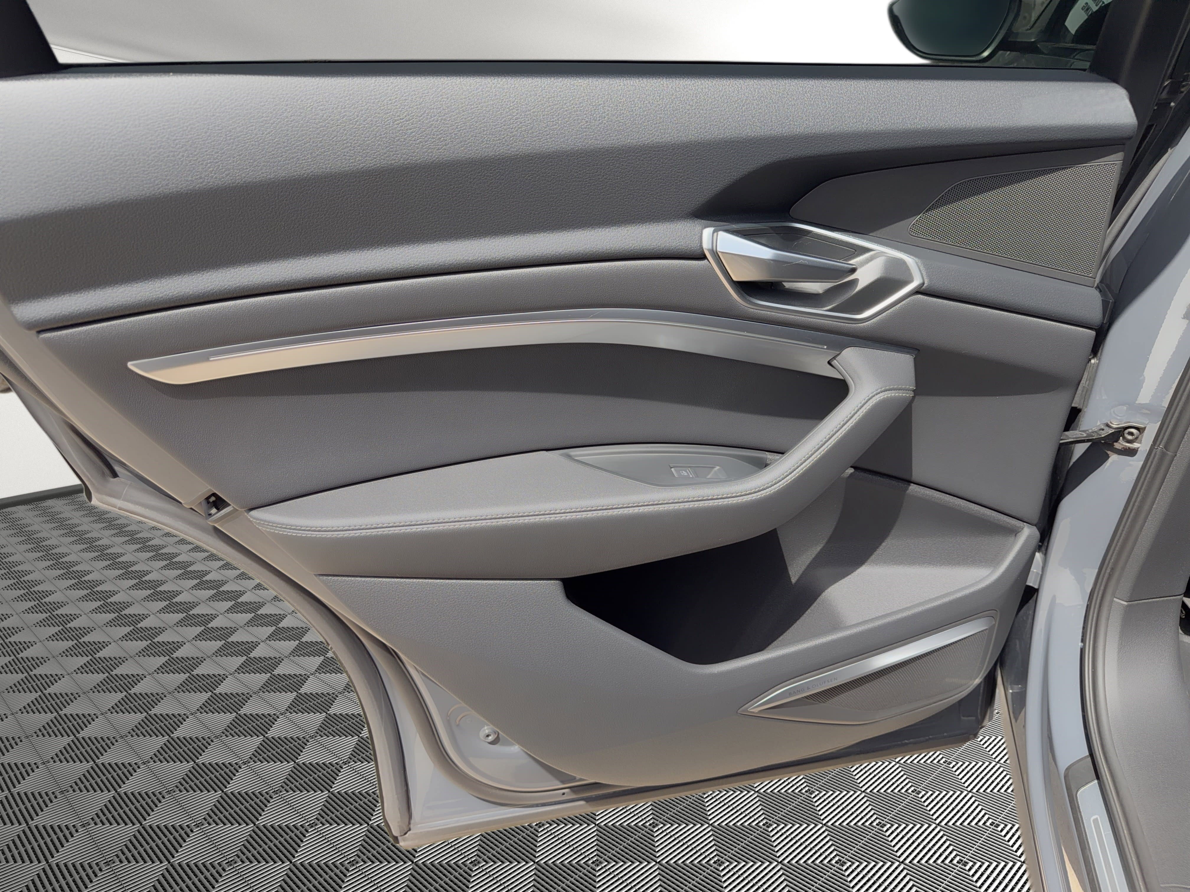 Used 2024 Audi Q8 e-tron Premium Plus w/ Premium Plus Package image 17