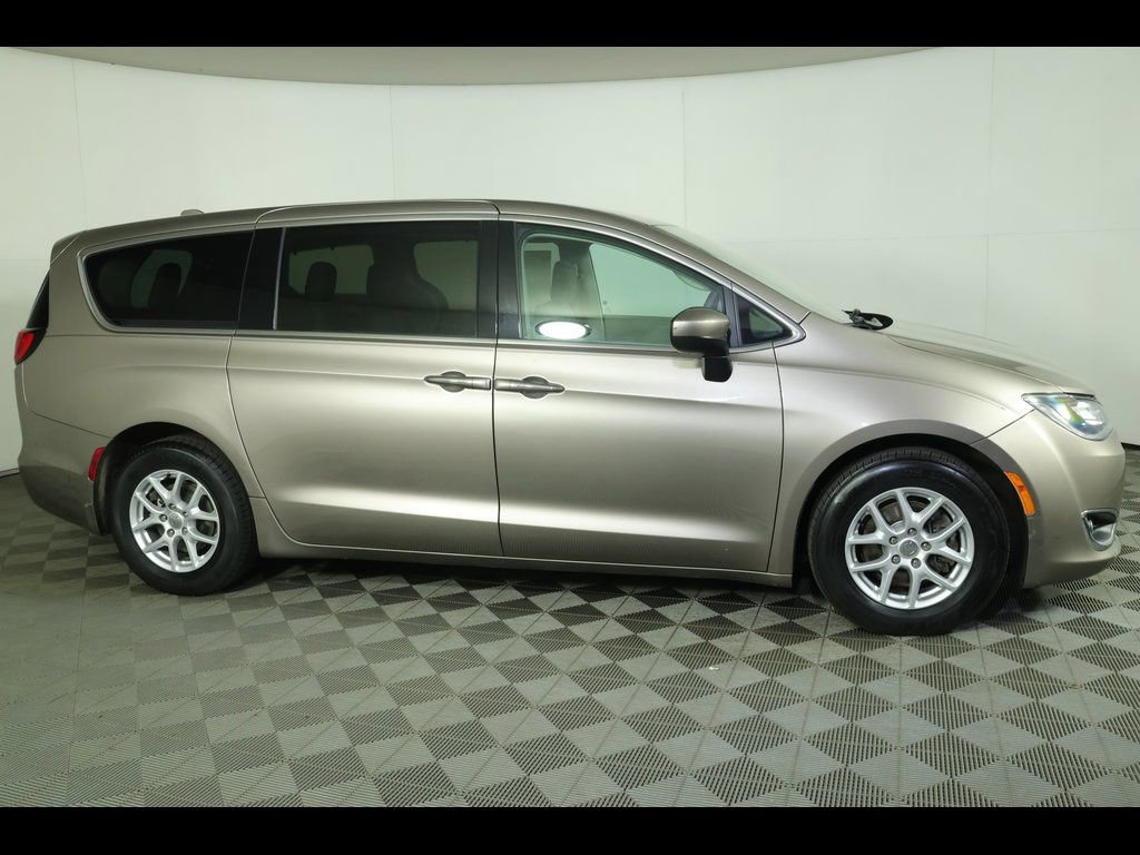 Used 2017 Chrysler Pacifica Touring Plus FWD image 5
