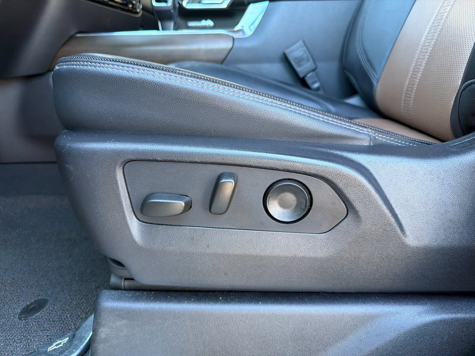 Used 2024 Chevrolet Silverado 1500 High Country AWD/4WD image 12