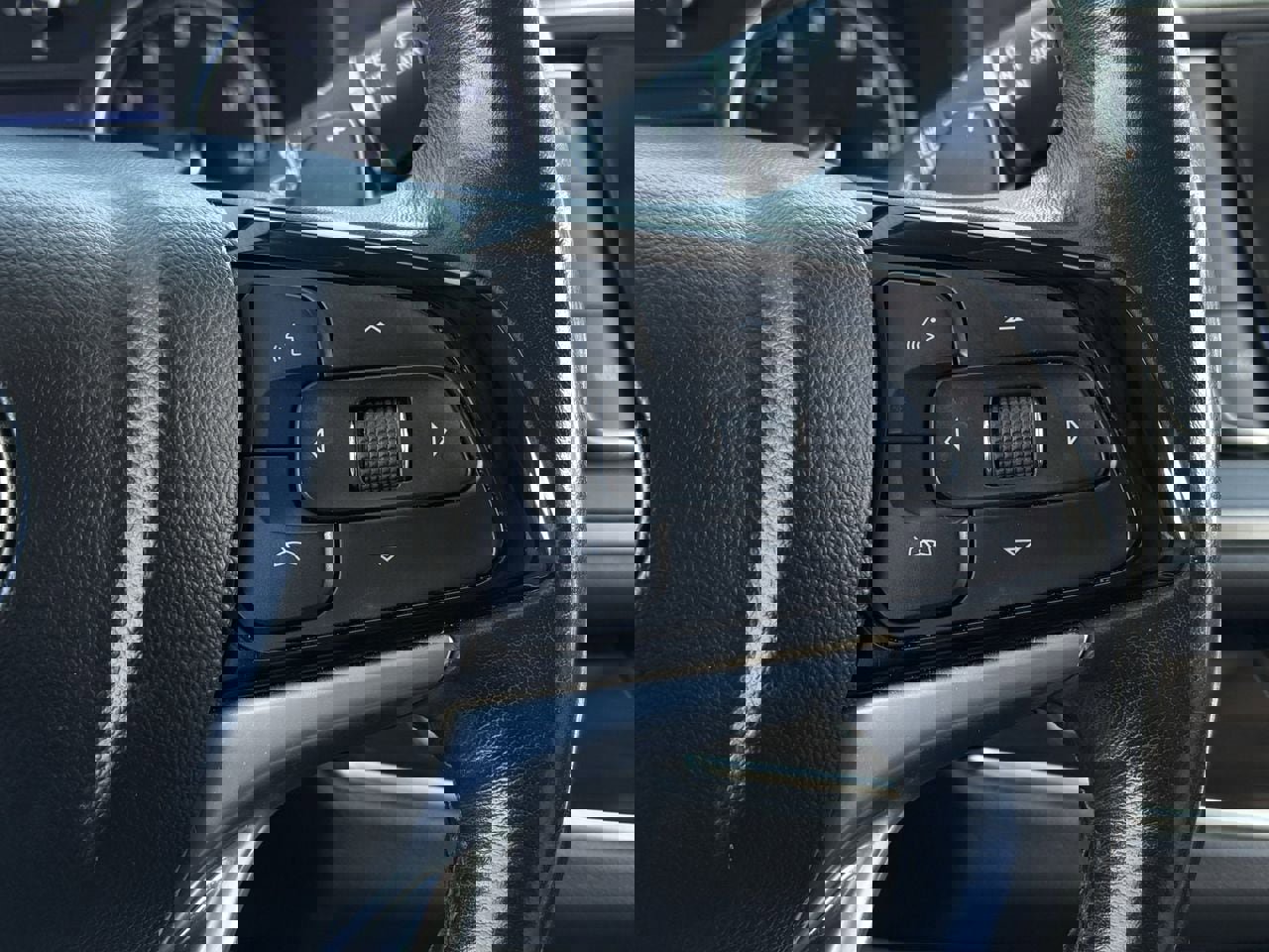 Used 2023 Buick Enclave Essence w/ Sport Touring Edition image 17