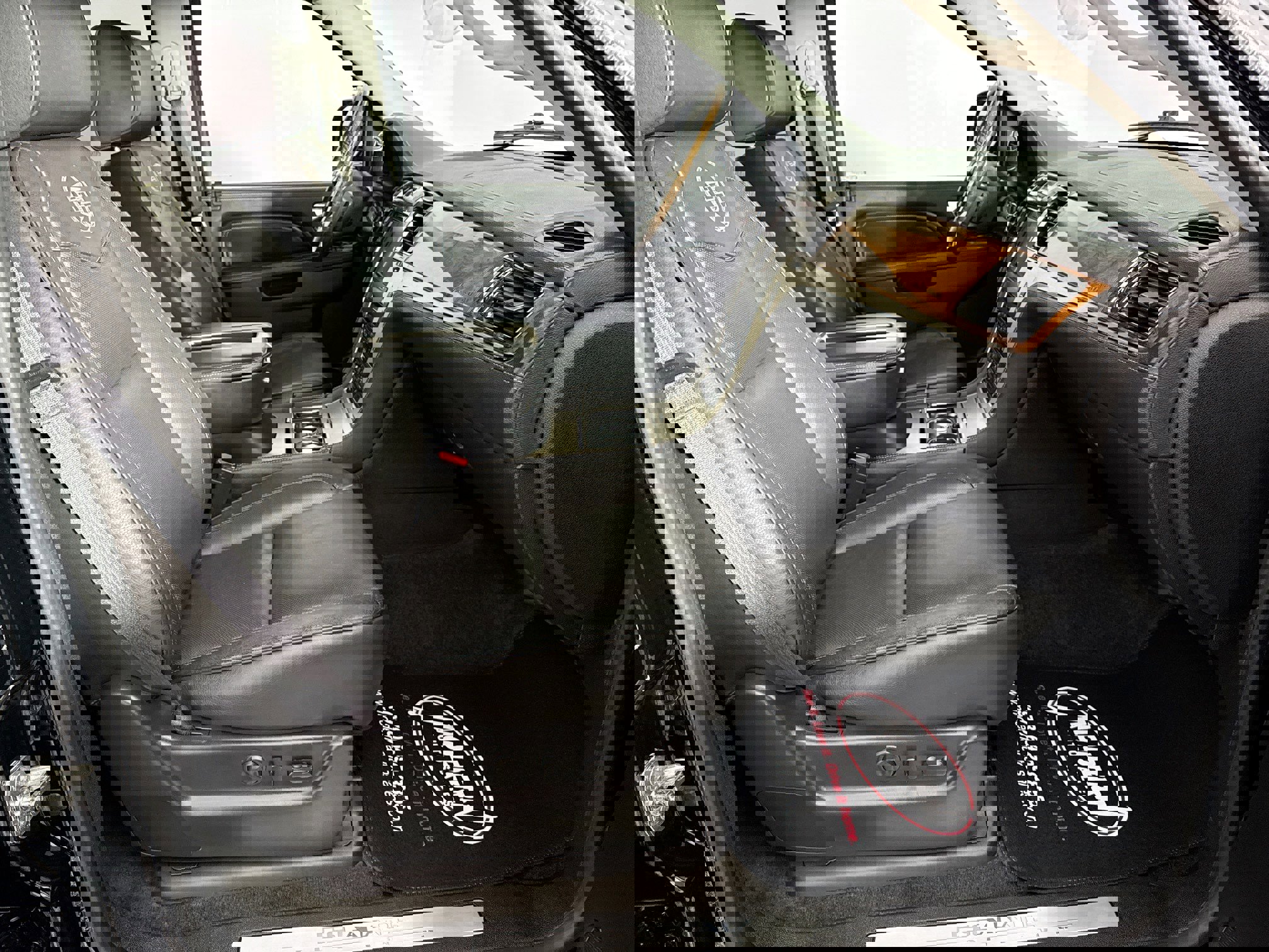 Used 2014 Cadillac Escalade Platinum image 32