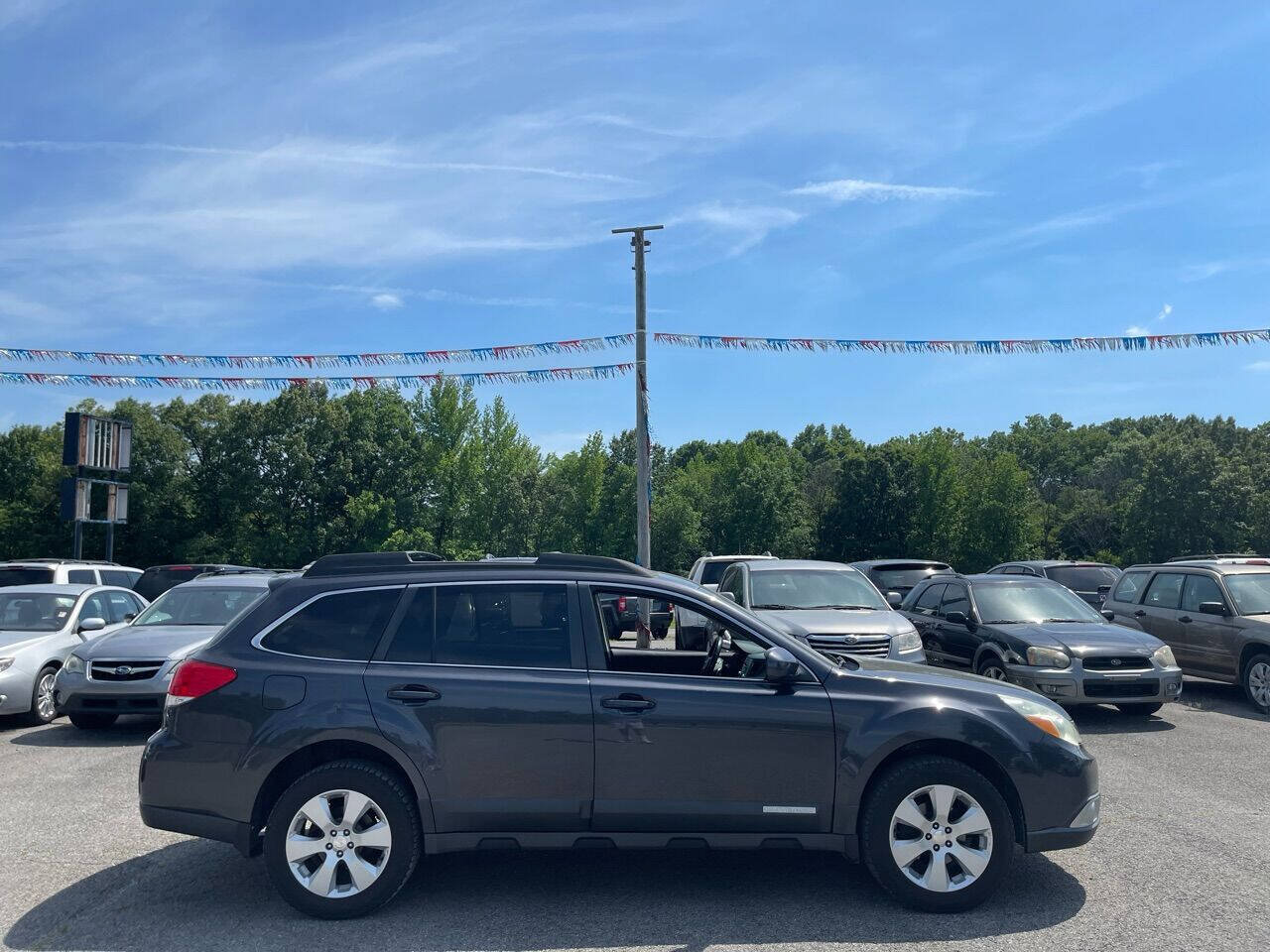 Used 2010 Subaru Outback 2.5i Limited AWD/4WD image 7