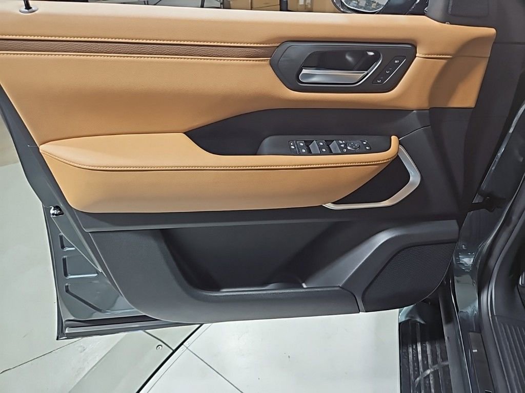 New 2025 Nissan Armada Platinum Reserve w/ Convenience Package image 3