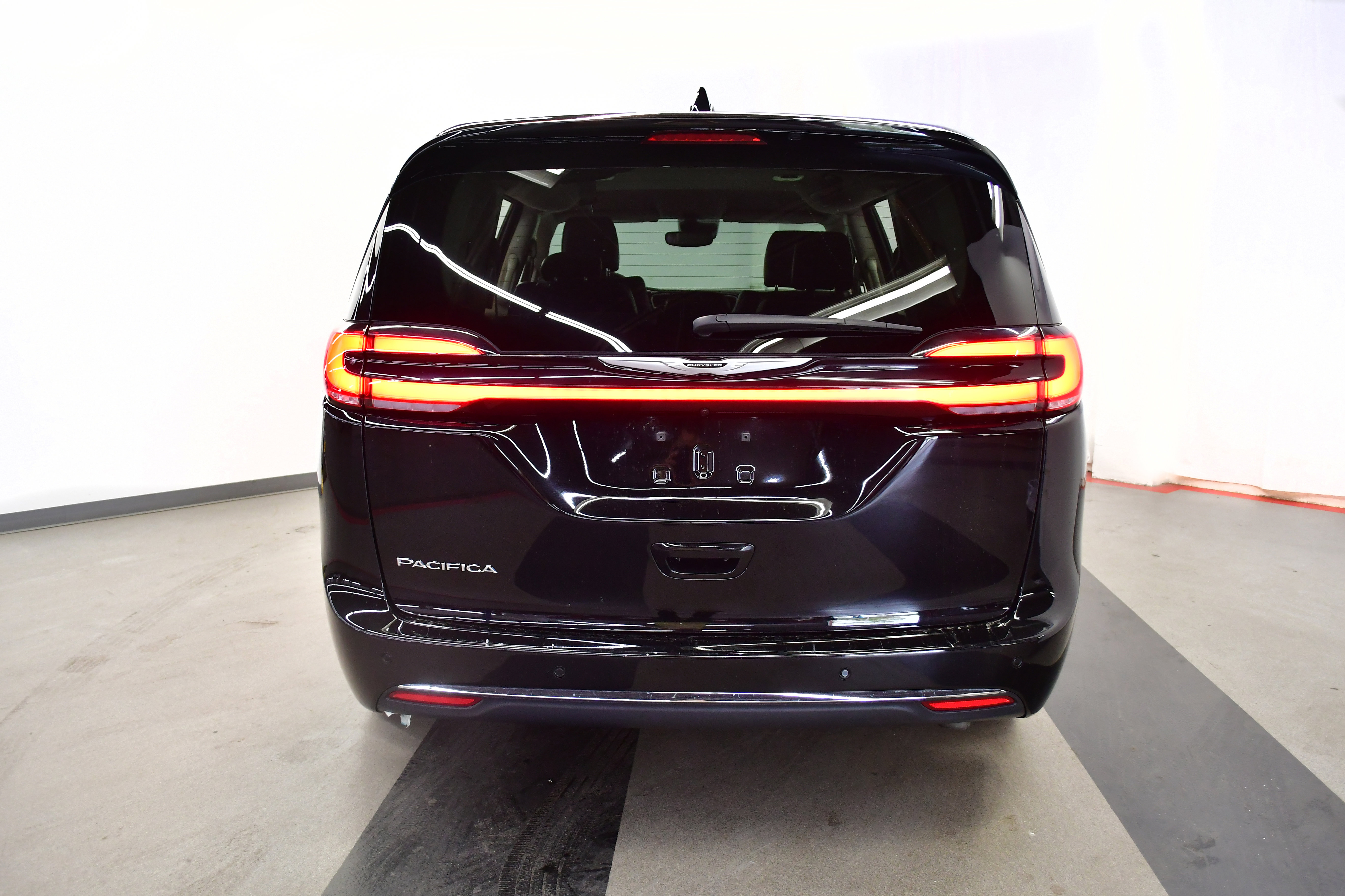 Used 2024 Chrysler Pacifica Touring-L FWD image 6